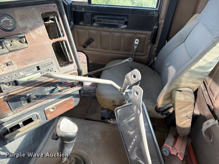 image for item EW8680 2007 Freightliner FLD120 semi truck