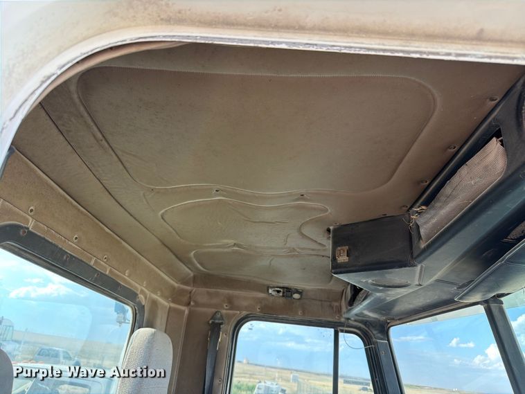 image for item EW8680 2007 Freightliner FLD120 semi truck