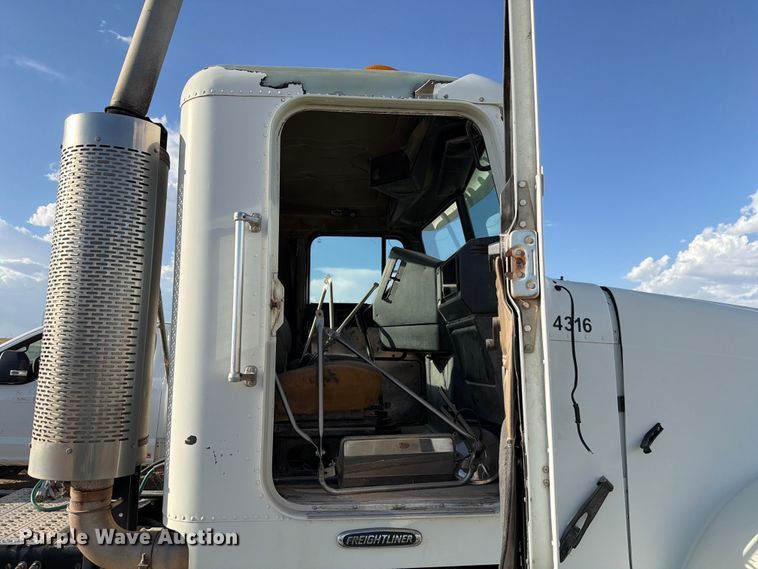 image for item EW8680 2007 Freightliner FLD120 semi truck