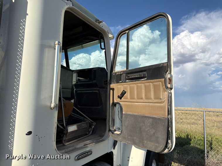 image for item EW8680 2007 Freightliner FLD120 semi truck