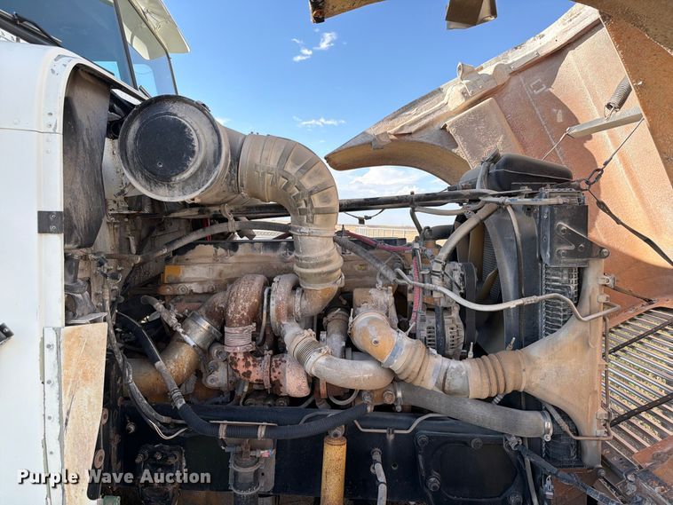 image for item EW8680 2007 Freightliner FLD120 semi truck
