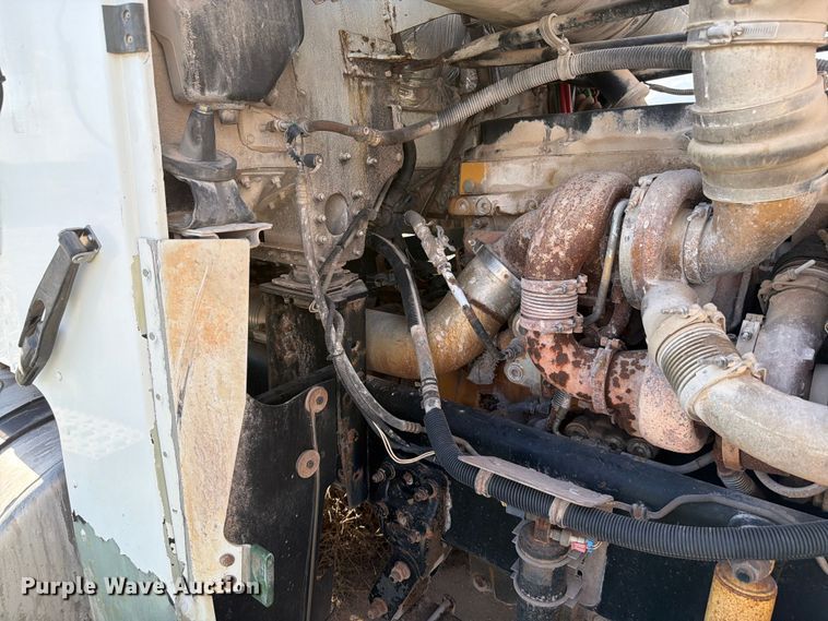image for item EW8680 2007 Freightliner FLD120 semi truck