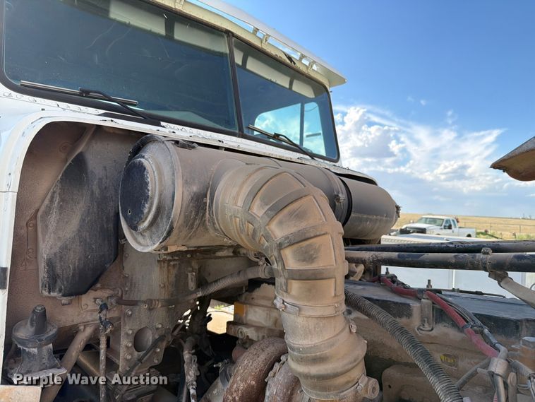 image for item EW8680 2007 Freightliner FLD120 semi truck