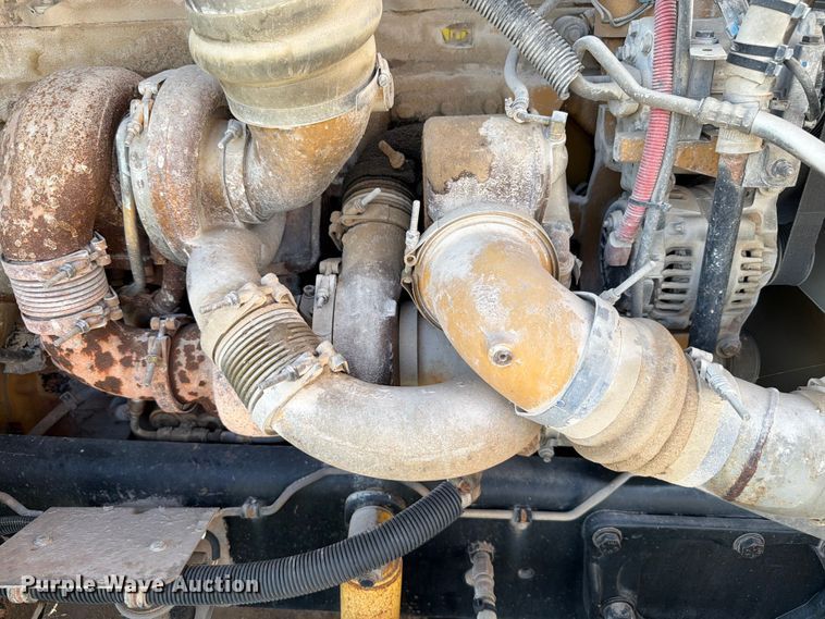 image for item EW8680 2007 Freightliner FLD120 semi truck