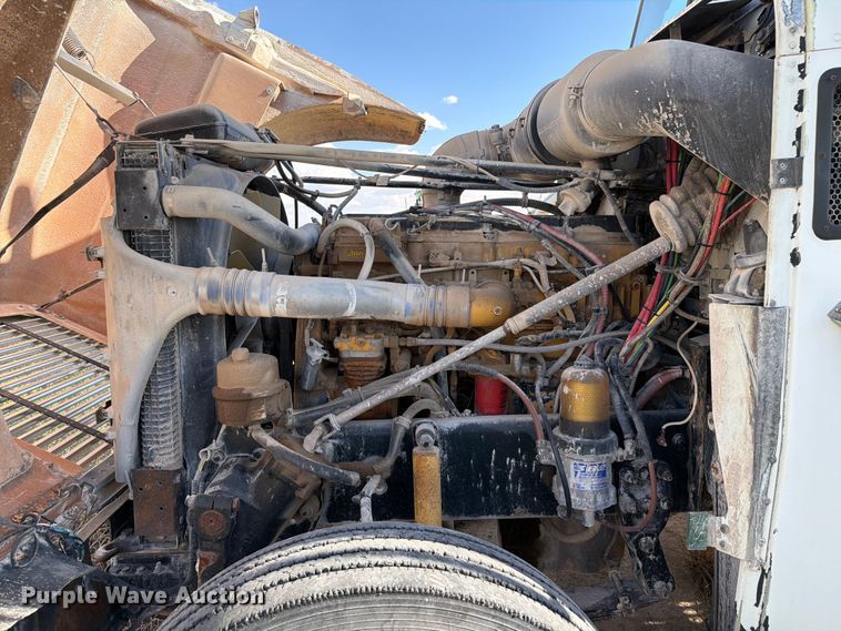 image for item EW8680 2007 Freightliner FLD120 semi truck
