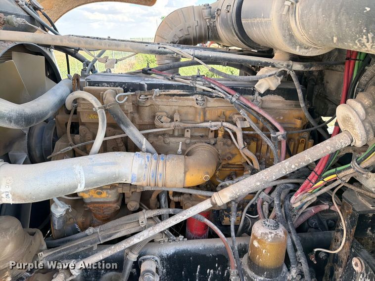 image for item EW8680 2007 Freightliner FLD120 semi truck