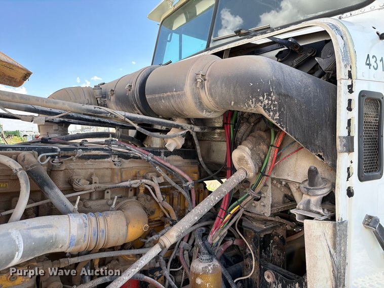 image for item EW8680 2007 Freightliner FLD120 semi truck