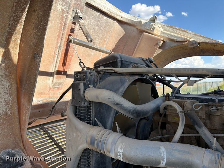 image for item EW8680 2007 Freightliner FLD120 semi truck