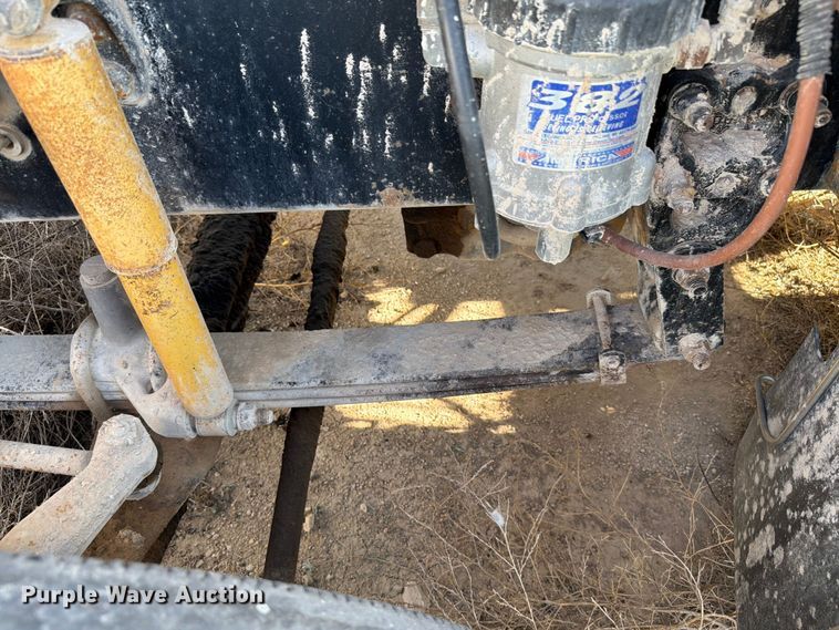image for item EW8680 2007 Freightliner FLD120 semi truck