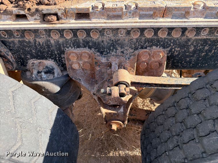 image for item EW8680 2007 Freightliner FLD120 semi truck