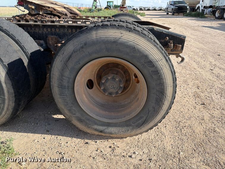 image for item EW8680 2007 Freightliner FLD120 semi truck