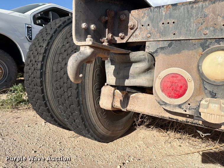 image for item EW8680 2007 Freightliner FLD120 semi truck