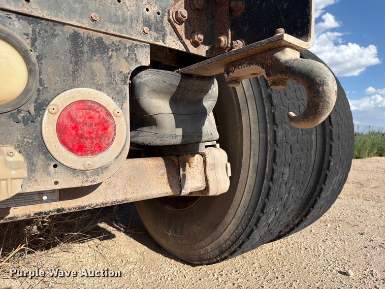 image for item EW8680 2007 Freightliner FLD120 semi truck