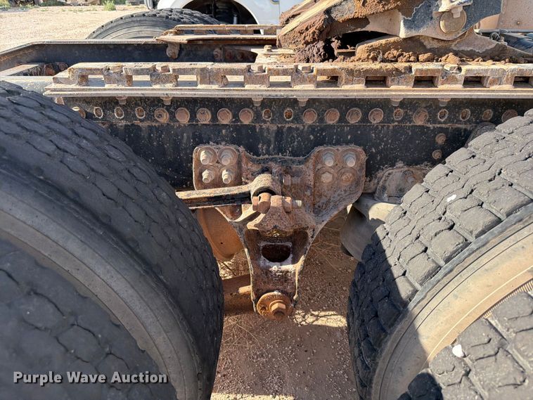 image for item EW8680 2007 Freightliner FLD120 semi truck