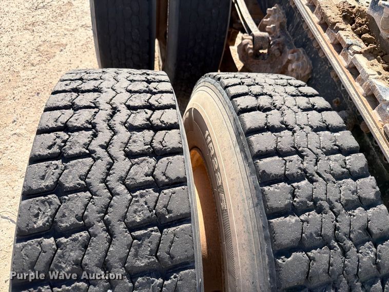 image for item EW8680 2007 Freightliner FLD120 semi truck