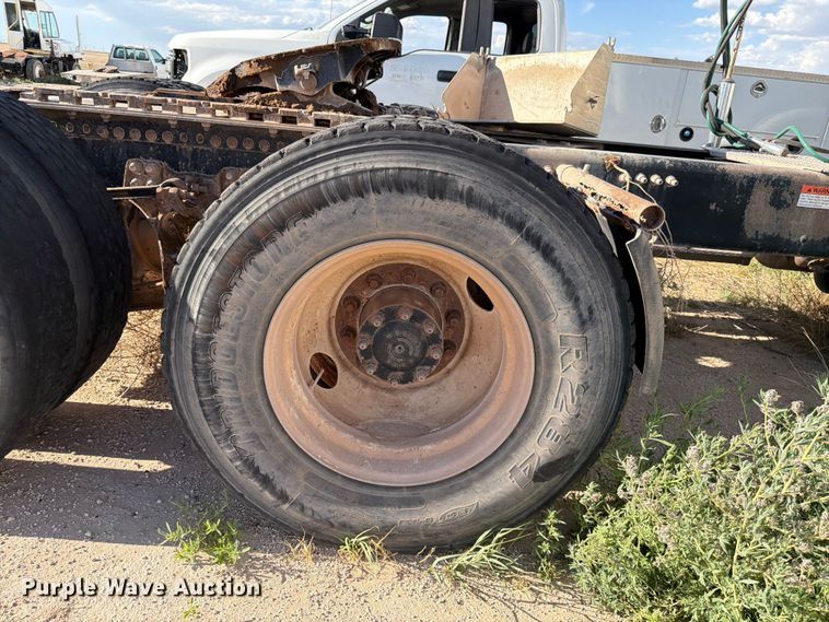 image for item EW8680 2007 Freightliner FLD120 semi truck
