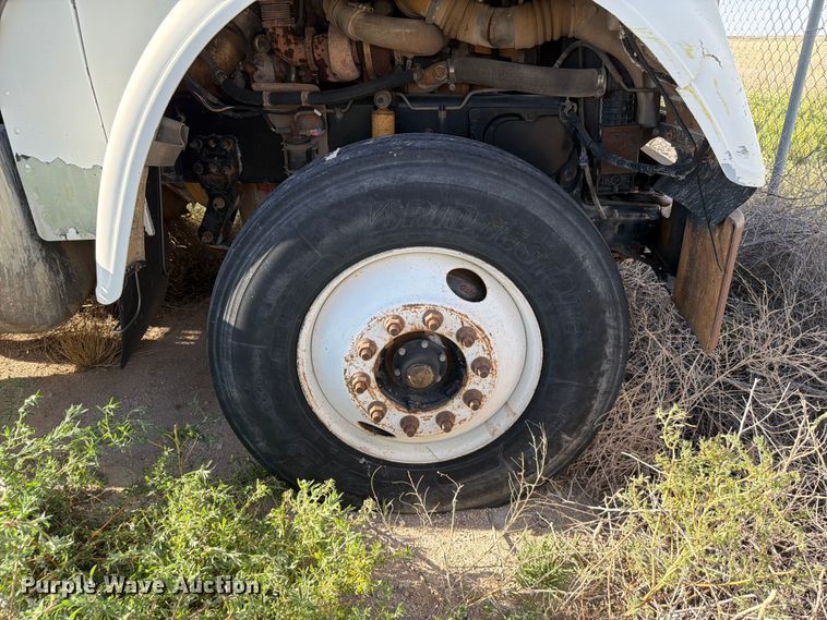 image for item EW8680 2007 Freightliner FLD120 semi truck