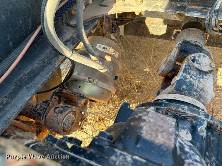image for item EW8680 2007 Freightliner FLD120 semi truck