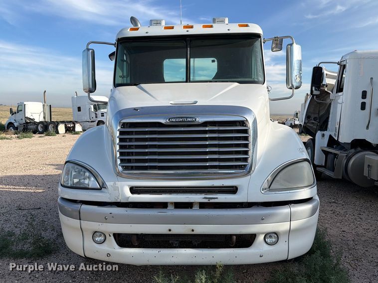 image for item EW8682 2013 Freightliner Columbia semi truck