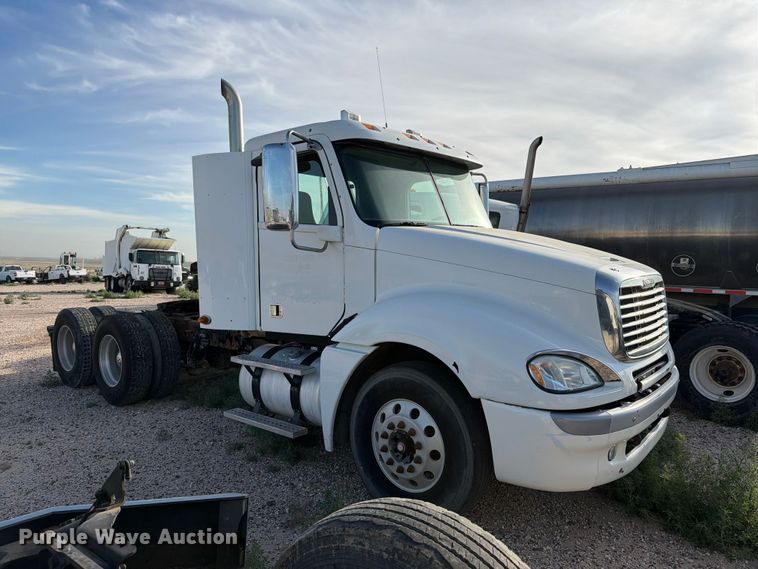image for item EW8682 2013 Freightliner Columbia semi truck
