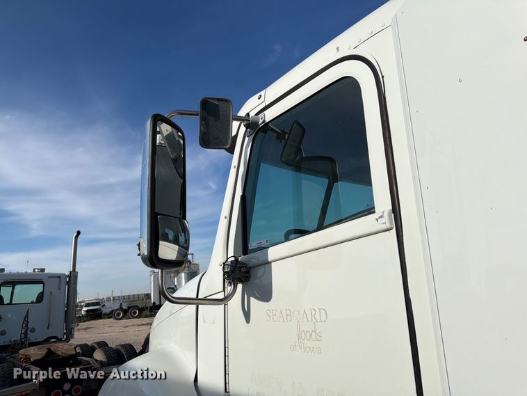 image for item EW8682 2013 Freightliner Columbia semi truck