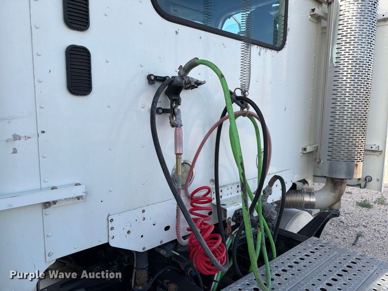 image for item EW8682 2013 Freightliner Columbia semi truck