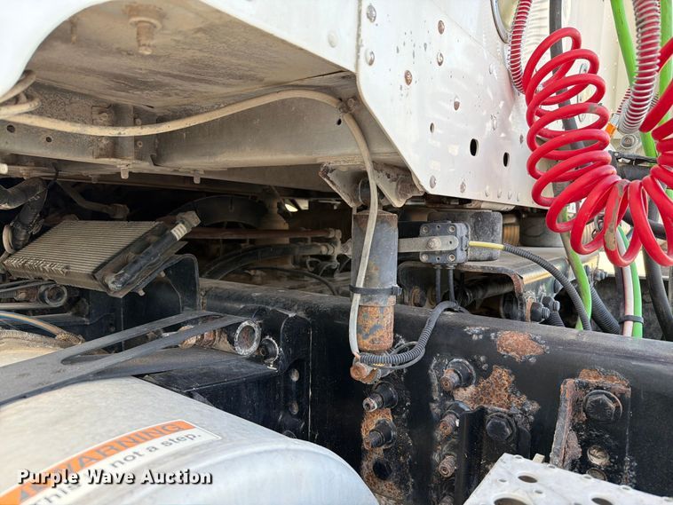 image for item EW8682 2013 Freightliner Columbia semi truck