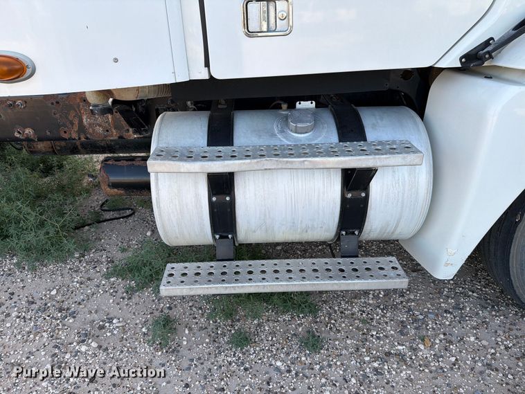 image for item EW8682 2013 Freightliner Columbia semi truck