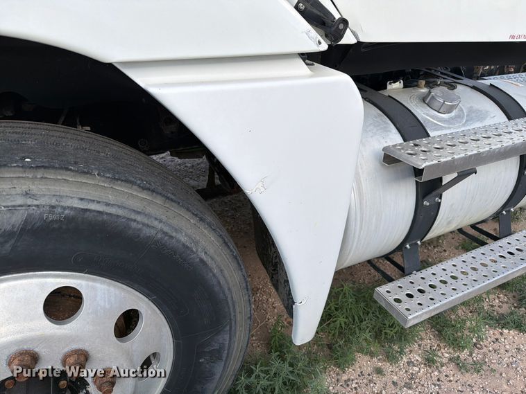 image for item EW8682 2013 Freightliner Columbia semi truck