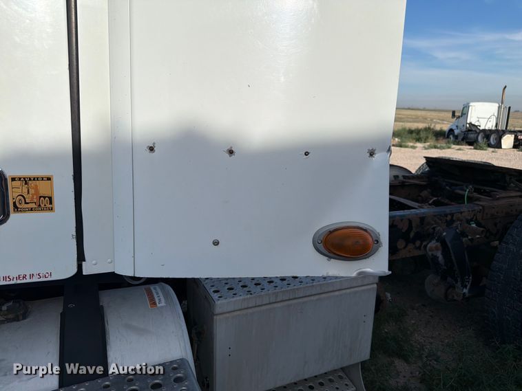 image for item EW8682 2013 Freightliner Columbia semi truck