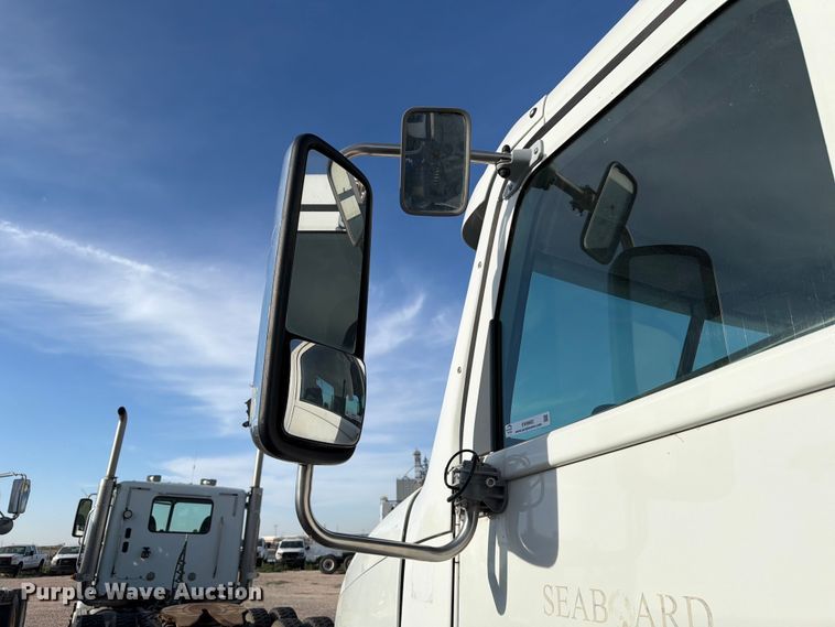 image for item EW8682 2013 Freightliner Columbia semi truck