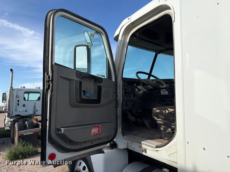 image for item EW8682 2013 Freightliner Columbia semi truck