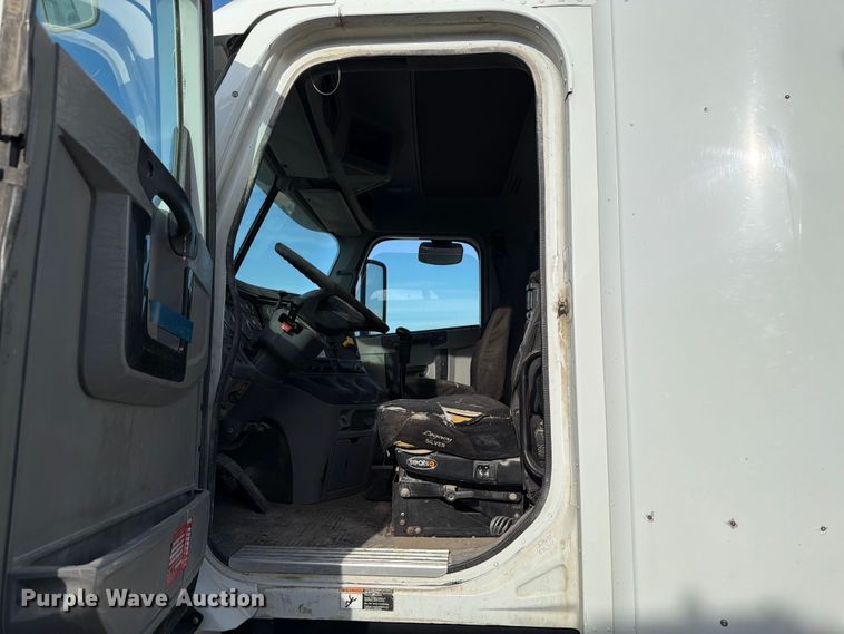 image for item EW8682 2013 Freightliner Columbia semi truck