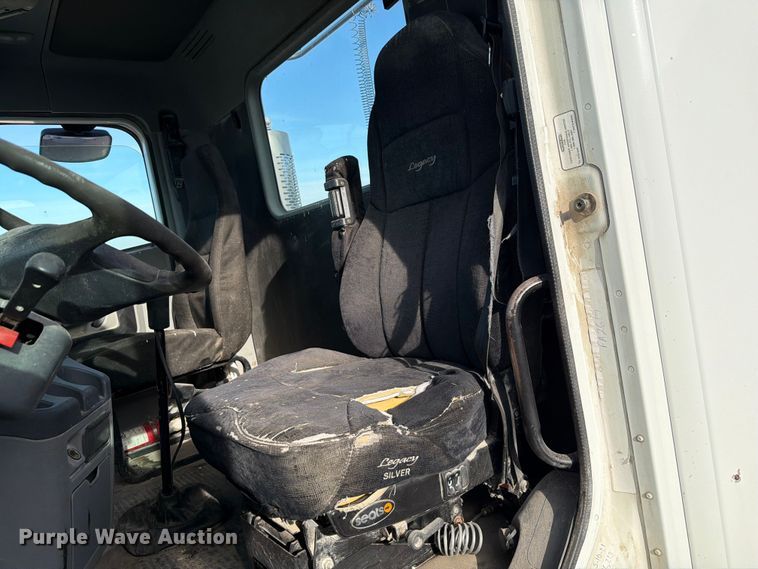 image for item EW8682 2013 Freightliner Columbia semi truck