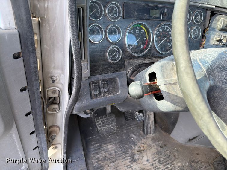 image for item EW8682 2013 Freightliner Columbia semi truck