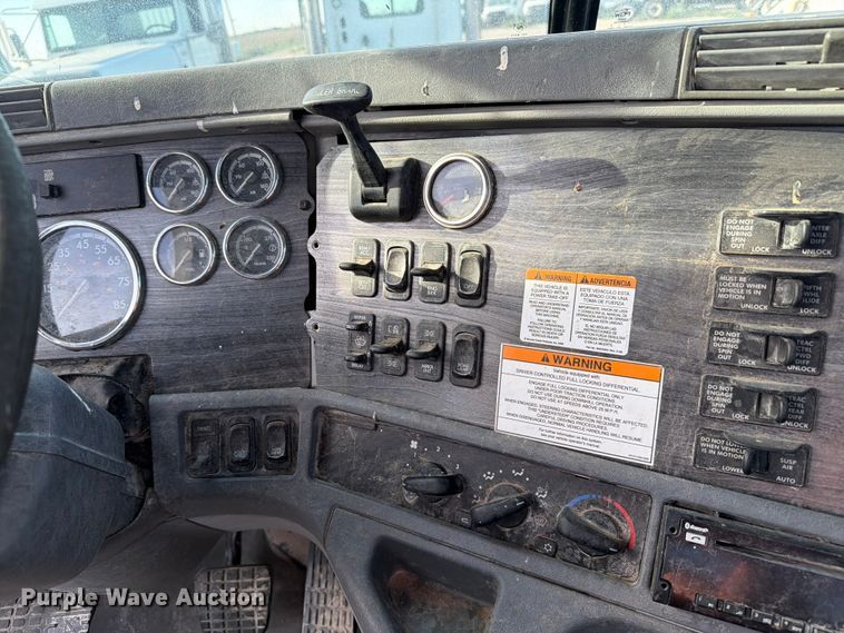 image for item EW8682 2013 Freightliner Columbia semi truck