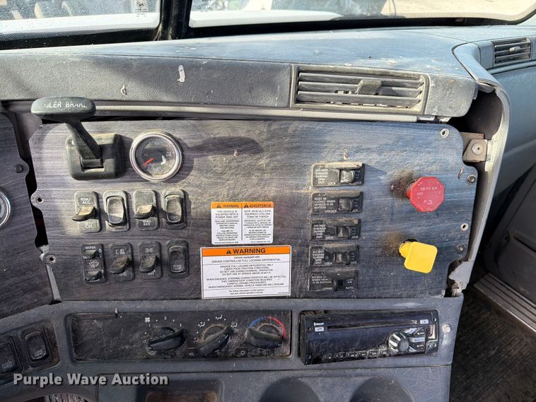 image for item EW8682 2013 Freightliner Columbia semi truck
