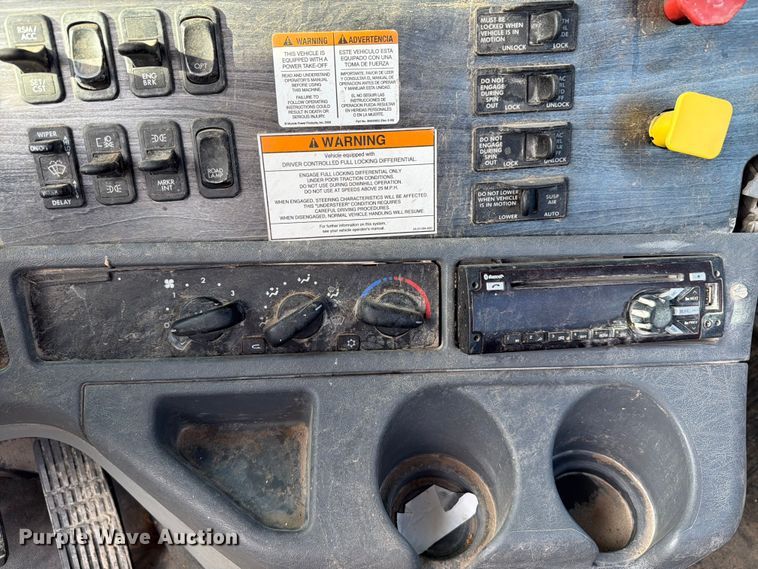 image for item EW8682 2013 Freightliner Columbia semi truck
