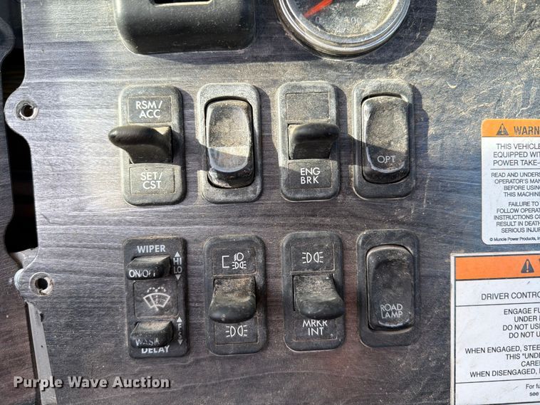 image for item EW8682 2013 Freightliner Columbia semi truck
