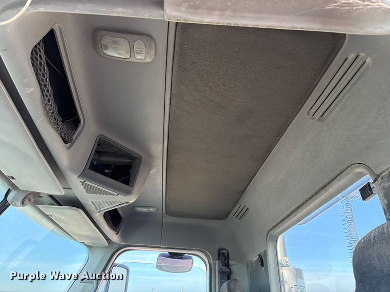 image for item EW8682 2013 Freightliner Columbia semi truck