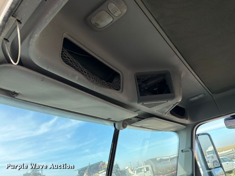 image for item EW8682 2013 Freightliner Columbia semi truck