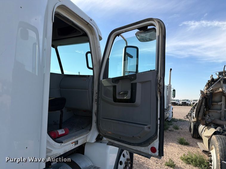 image for item EW8682 2013 Freightliner Columbia semi truck