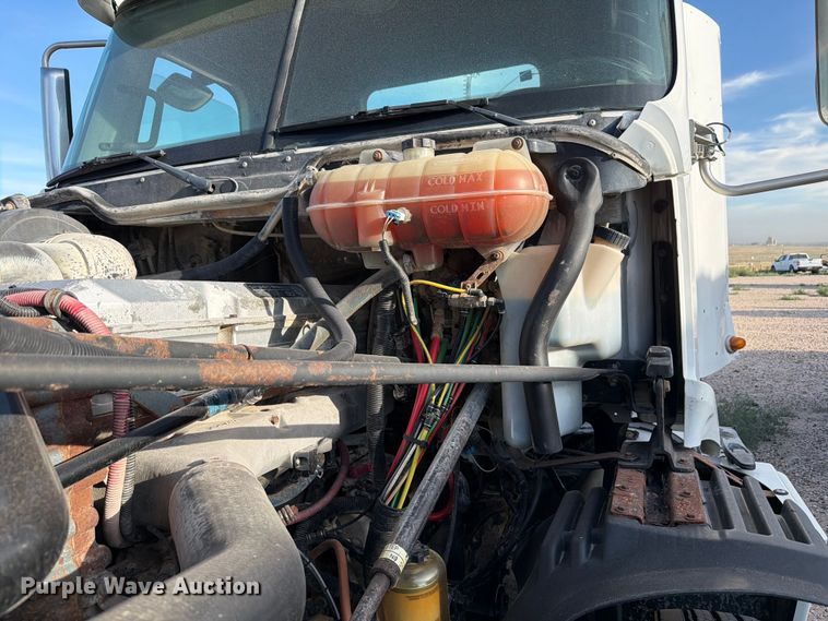 image for item EW8682 2013 Freightliner Columbia semi truck