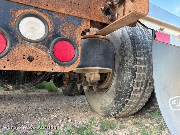 image for item EW8682 2013 Freightliner Columbia semi truck