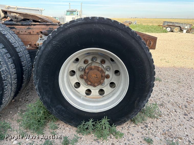 image for item EW8682 2013 Freightliner Columbia semi truck
