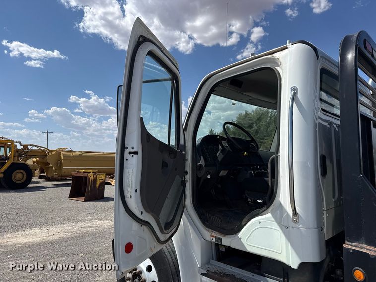image for item EW8720 2016 Freightliner Business Class M2 flatbed truck