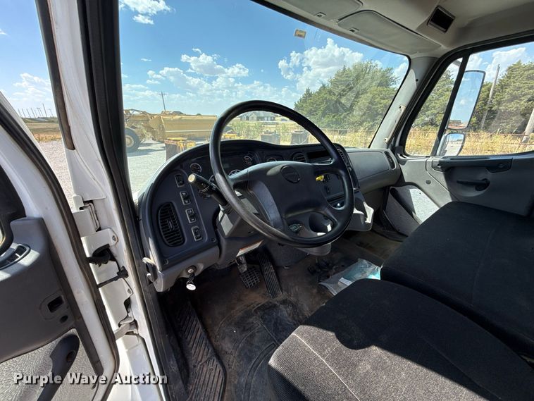 image for item EW8720 2016 Freightliner Business Class M2 flatbed truck