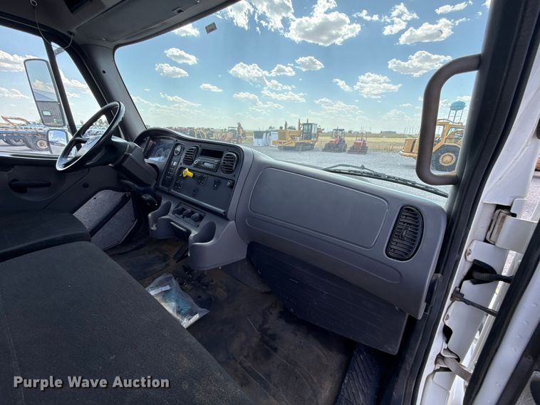 image for item EW8720 2016 Freightliner Business Class M2 flatbed truck