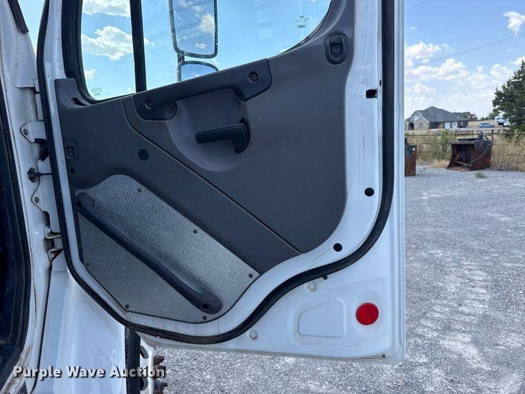 image for item EW8720 2016 Freightliner Business Class M2 flatbed truck