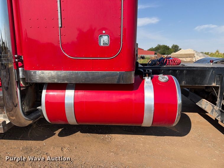 image for item EW8748 1994 Peterbilt 379 semi truck